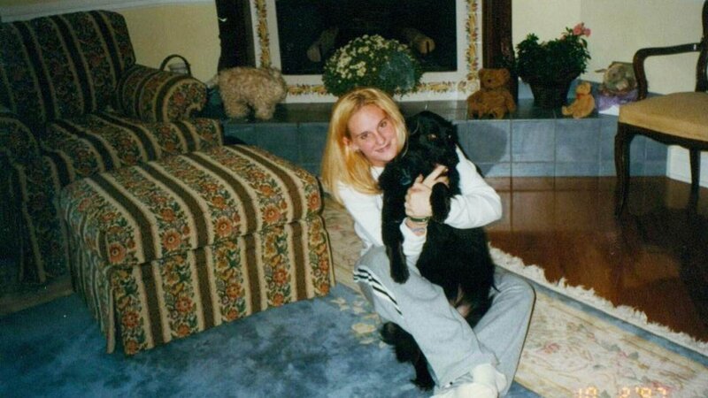 Unglaublich aber wahr: Holly Dunn überlebt den Angriff des Railroad-Killers. – Bild: TVNOW /​ IMG