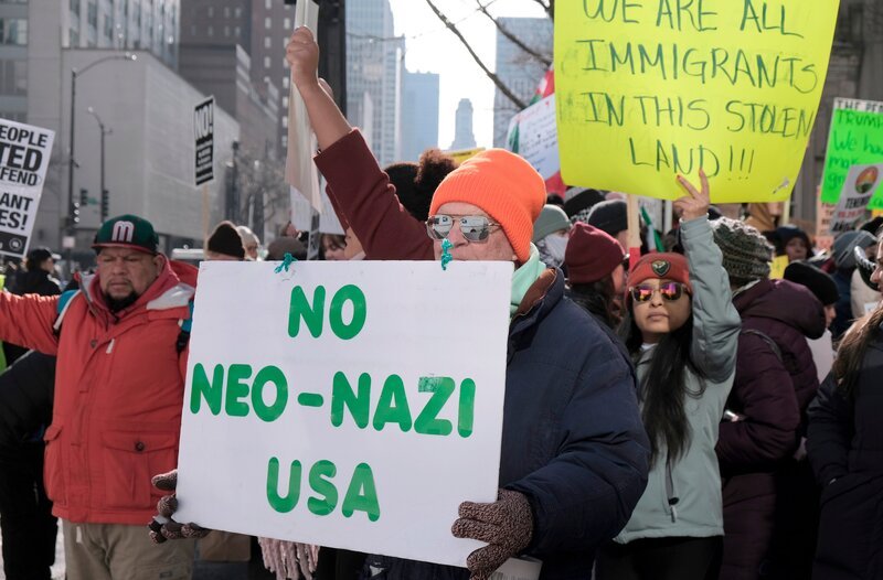 Proteste gegen Donald Trump und seine Regierung. Ist der Umbau, den er vornimmt, ein „Putsch von innen“, wie Kritiker sagen? – Bild: WDR/​Ulrike Brincker