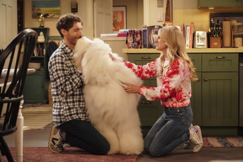 Drew Dunbar (Thomas Middleditch, l.); Gina Dabrowski (Annaleigh Ashford, r.) – Bild: 2021 CBS Broadcasting, Inc. All Rights Reserved. /​ Bill Inoshita Lizenzbild frei