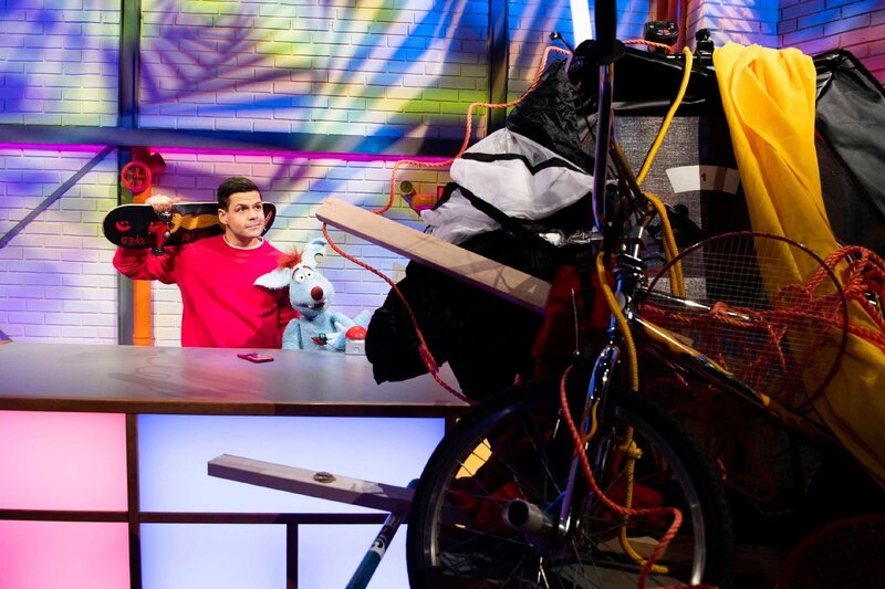 Woozle will das spannendste Video der Welt produzieren und will gleich mehrere Sportarten kombinieren – er möchte einen Katapult-Trampolin-Fallschirm-BMX-Skatebord-Zehnfach-Salto schaffen. Ganz Woozlingen wartet auf das Video! – Bild: SUPER RTL/​Annette Etges /​ Aufregende Sportarten