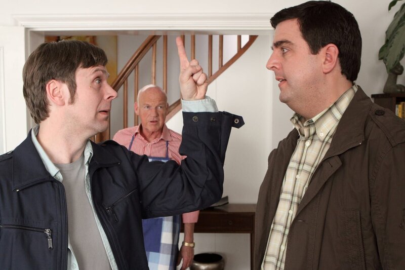 Volker Pastewka (Dietrich Hollinderbäumer, M.) hat große Pläne: Er will mit seinen Söhnen Hagen (Matthias Matschke, l.) und Bastian (Bastian Pastewka, r.) ein Ferienhaus bauen. Bastian ahnt, dass er der Leidtragende dieser Idee sein wird … – Bild: SAT.1