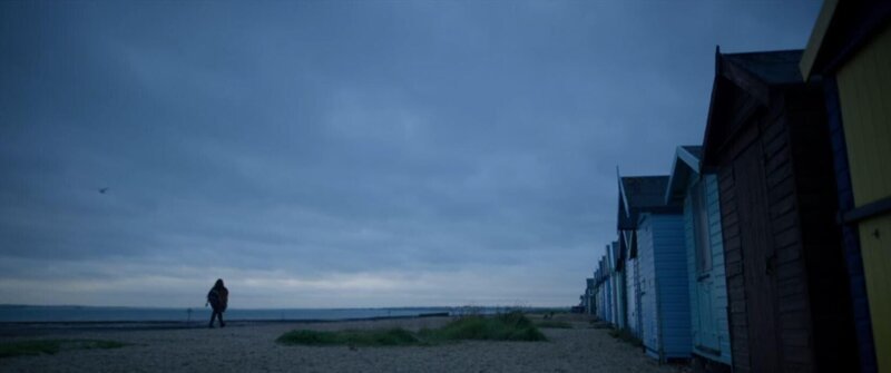 Ellena Baxter geht am Strand von Mersea entlang. – Bild: RTL /​ Candour Productions /​ Die Spuren der Tat