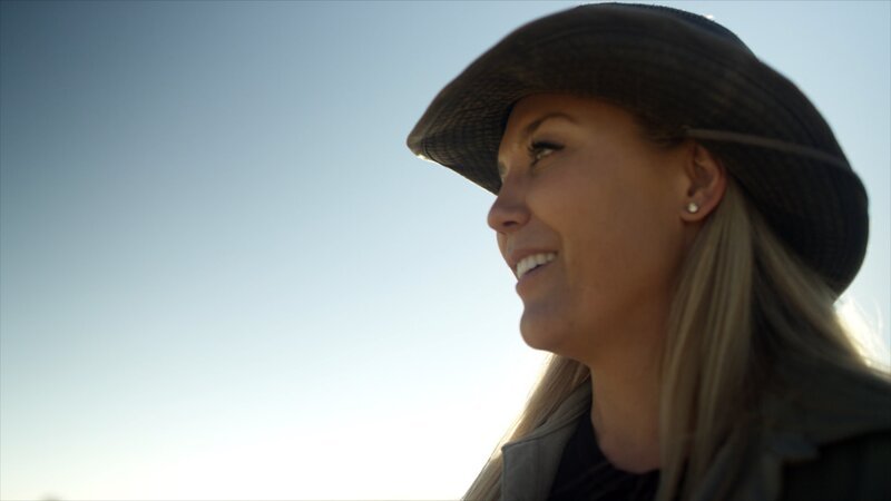 Namibia – Marlice Van Vuuren was born and raised with animals, as a child she would often sleep with a lion cub in her bed. Today she runs N/​a’an ku sê Wildlife Sanctuary where she is the mother of three adopted cheetah cubs that she has been caring for from a young age and teaching how to hunt. (photo credit: National Geographic) – Bild: Copyright © The National Geographic Channel.