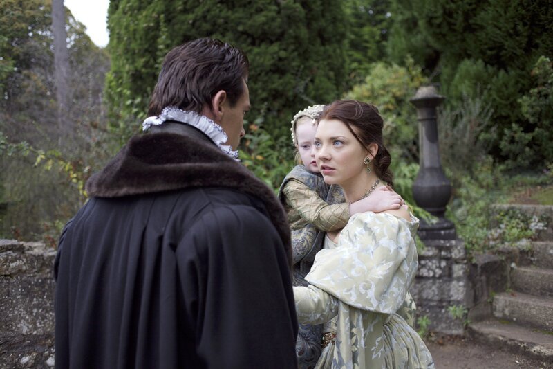 Anne (Natalie Dormer, r.) versucht ihre Unschuld zu beteuern und fleht beim König (Jonatahn Rhys Meyers, l.) um Gnade, doch sie stößt nur auf taube Ohren … – Bild: AXN White