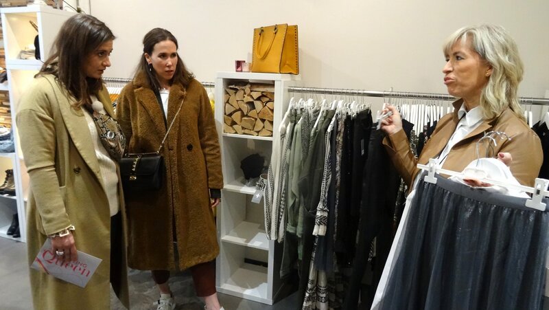 V.l.: Shoppingbegleitung Lara, Kandidatin Fabia und Verkäuferin. – Bild: TVNOW /​ Constantin Ent.