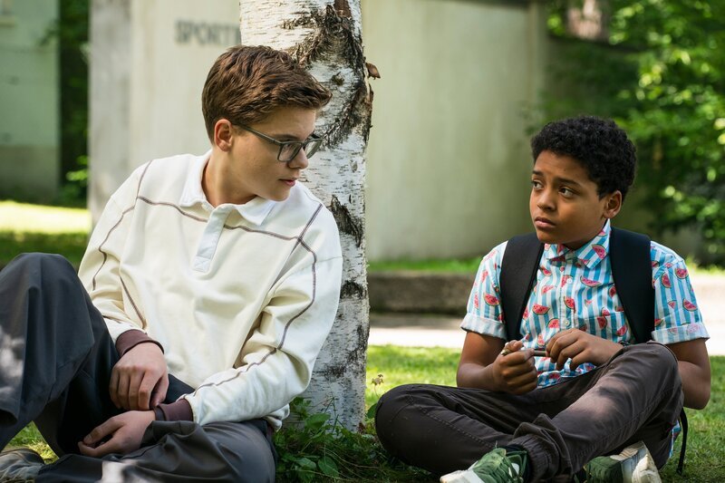 Marlon (Matti Schneider, links) und Karl (Lance Gernot Simon, rechts) zweifeln an den Stories, die Hugo in Massudas Podcast erzählt hat. – Bild: mdr/​Saxonia Media/​Thomas Dietze