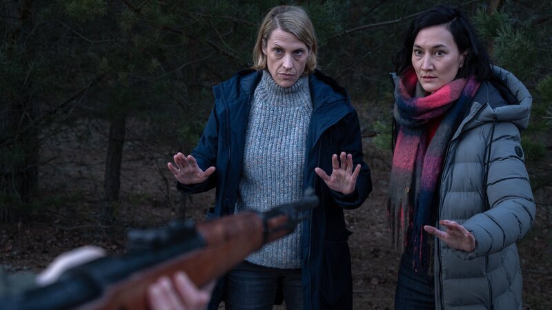 Tamara Meurer (Anja Pahl, l.) und Pauline Hobrecht (Agnes Decker, r.) verfolgen im Wald die vermeintliche Tatperson. Als diese plötzlich mit einem Gewehr auf sie zielt, geraten die Ermittlerinnen in Lebensgefahr. Jetzt müssen sie besonnen handeln, um Schlimmeres zu verhindern. – Bild: ZDF und Britta Krehl