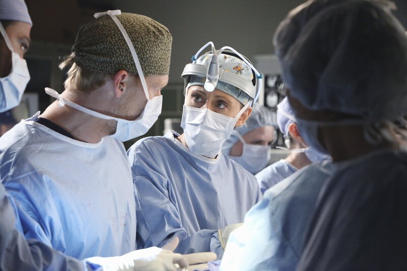 Kämpfen um das Leben von Callie und ihrem Baby: Owen (Kevin McKidd, l.) und Teddy (Kim Raver, r.) – Bild: American Broadcasting Companies, Inc.