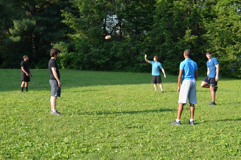 Recreation: Greg Henry playing football with friends.Talent, L-R:  Rodney Richards, Patrick Canavan, Thomas Beheler, Arrington Foster, Michael Cain. – Bild: Discovery Communications, LLC. Lizenzbild frei