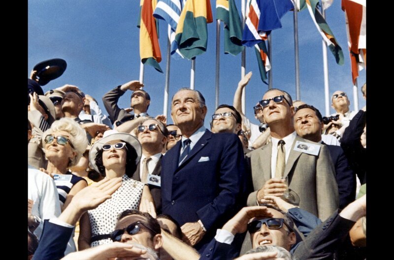 Der ehemalige US-Präsident Lyndon B. Johnson (Mi.) und neben ihm Spiro Agnew, amtierender Vizepräsident unter Richard Nixon, beim Start von „Apollo 11“ im Kennedy Space Center am 16. Juli 1969 – Bild: NASA