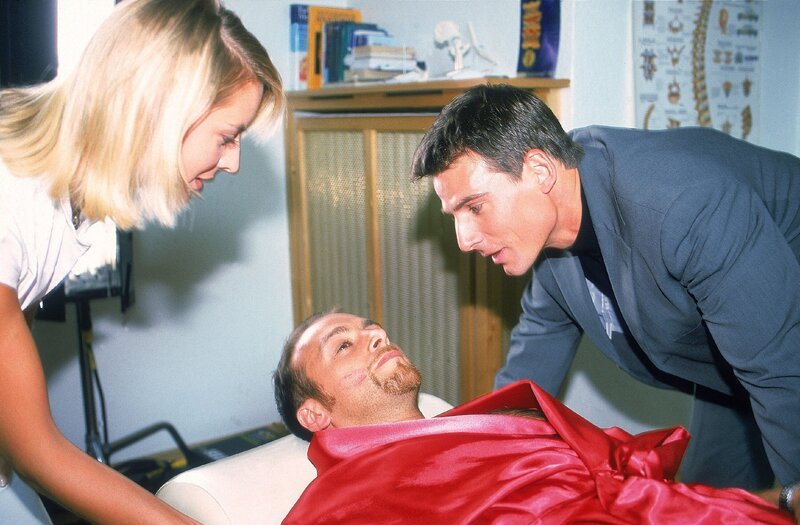 Julia (Miriam Schneider, li.) hat Semir (Erdogan Atalay, Mi.) eine Massage versprochen. Tom (Rene Steinke, re.) ist ganz schön neidisch. – Bild: RTL