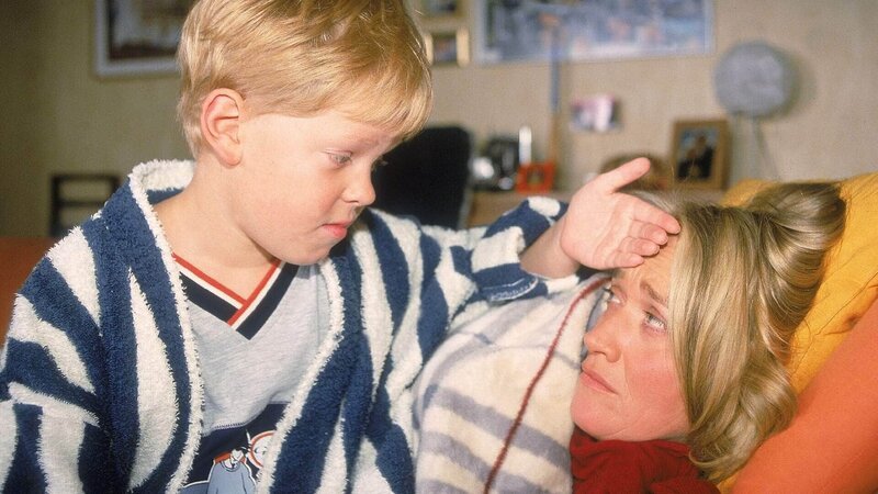 Markus (Marius Theobald) kümmert sich rührend um seine kranke Mutter Rita (Gaby Köster). – Bild: RTL