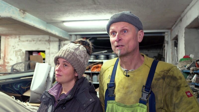 Nathalie hat den Trödeltrupp gerufen, denn sie weiß sich nicht mehr anders zu helfen. Seit über 10 Jahren hortet Ehemann Marcus Autos und Ersatzteile auf dem gemeinsamen Hof. – Bild: RTL Zwei