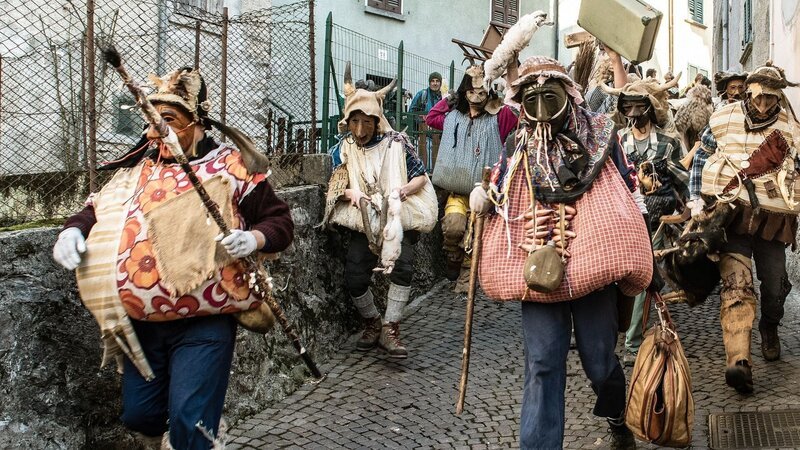 Die „Belli“ und die „Brutti“, die „Schönen“ und die „Hässlichen“ – das sind die gegensätzlichen Figuren eines uralten italienischen Faschings – des Karnevals von Schignano. – Bild: MedienKontor/​Mattia Vacca
