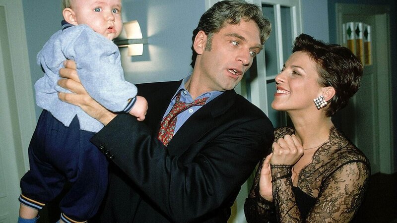 Schmidts (Walter Sittler) neue Errungenschaft Klara (Sabine Petzl) bittet ihn, auf Max (Yannick Reuter), ihr sechs Monate altes Baby, aufzupassen. Wenn er sich da mal nicht übernimmt … – Bild: RTL