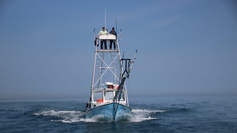 Fishizzle on water with Captain William Muniz and Steven Tettoni on Perch. – Bild: Warner Bros. Discovery, Inc. or its subsidiaries and affiliates