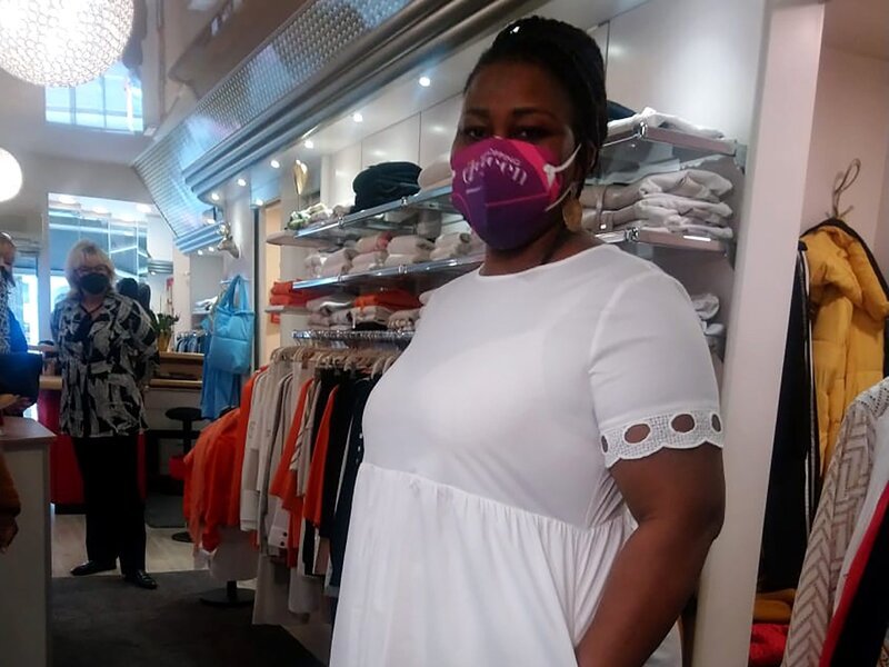 Kandidatin Amina. Motto in Berlin: Heiße Schnitte! Ziehe mit einem Cut-Out-Look alle Blicke auf dich!, Tag 3: Amina – Bild: RTL /​ Constantin Ent.