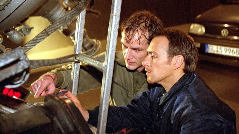 Die Bombe am LKW ist gefunden – Semir (Erdogan Atalay, r.) versucht sie mit Hilfe des Bombenexperten Charly Maaßen (Holger Daemgen) zu entschärfen … – Bild: MG RTL D /​ Guido Engels