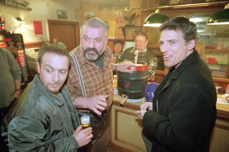 Tom (Rene Steinke, re.) und Semir (Erdogan Atalay, li.) werden von Herzberger (Dietmar Huhn, Mi.) mit Kölsch in Empfang genommen. – Bild: RTL