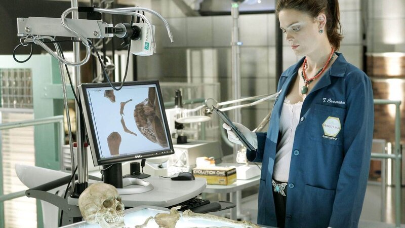 In einer angesehenen Privatschule wurde eine stark verweste Leiche erhängt in einem Baum gefunden. Mit Hilfe der Seriennummer eines Ohr-Implantats können Brennan (Emily Deschanel) und ihr Team die Leiche identifizieren. Es handelt sich um den Sohn der venezuelanischen Botschafterin. – Bild: TVNOW /​ FOX