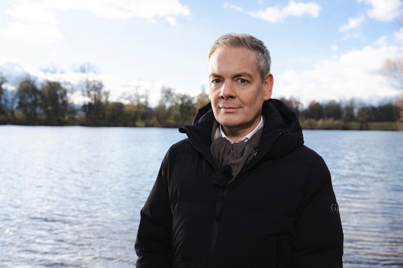Hans Martin Paar posiert für ein Foto. – Bild: ServusTV /​ Sebastian Wimmer