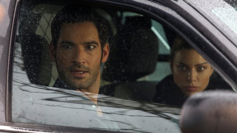 Chloe (Lauren German), Lucifer (Tom Ellis) Nach einem Gespräch mit Lucifer und Linda wird Maze klar, dass sie mehr vom Leben will und beschließt, für einen kniffligen Fall nach Kanada zu gehen. Chloe macht sich jedoch Sorgen, als sie spürt, dass Maze hinters Licht geführt wird. – Bild: RTL /​ WBEI /​ Mr. und Mrs. Mazikeen Smith