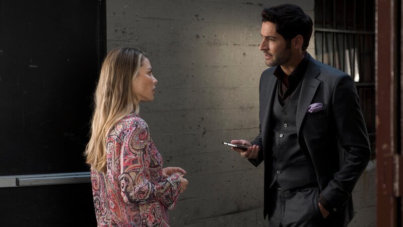 Lucifer und Chloe suchen einen Mörder in der Welt der High-End-Rehabilitationsprogramme. – Bild: RTL /​ WBEI