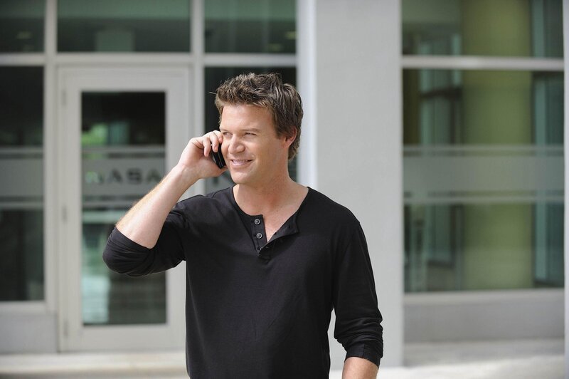 Jim (Matt Passmore) muss herausfinden, wie und warum Jack Grayson sterben musste. Eine erste Spur führt ihn zu einer Doktorandin, die ein Verhältnis zu dem Opfer hatte. – Bild: RTL