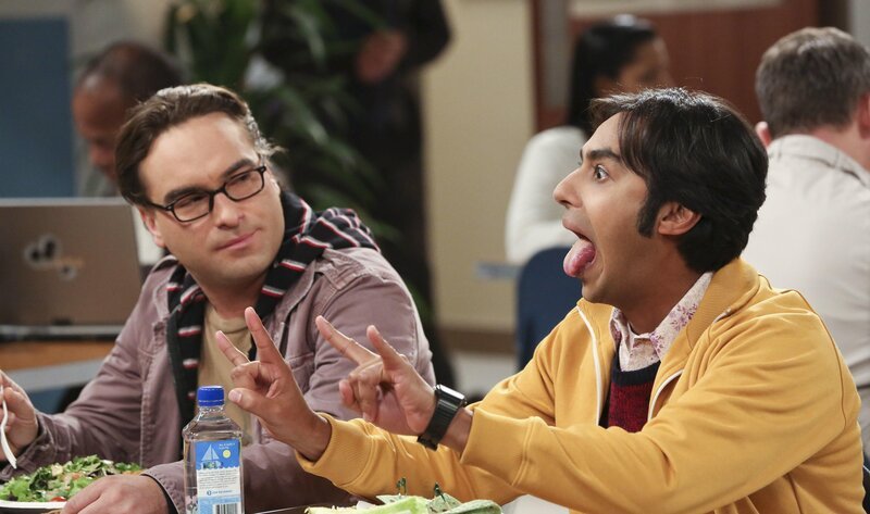 Howard plant anlässlich des Jahrestages seines ersten Dates mit Bernadette eine romantische Überraschung. Leonard (Johnny Galecki, l.) und Raj (Kunal Nayyar, r.) sind fassungslos … – Bild: © Warner Brothers Entertainment Inc.