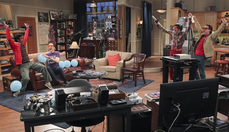 Männerabend: Howard (Simon Helberg, 2.v.r.), Sheldon (Jim Parsons, 2.v.l.), Leonard (Johnny Galecki, r.) und Raj (Kunal Nayyar, l.) … – Bild: © Warner Bros. Television
