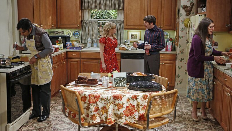 Ein ganz besonderes Thanksgiving-Essen wartet auf Bernadette (Melissa Rauch, 2.v.l.), Howard (Simon Helberg, 2.v.r.), Amy (Mayim Bialik, r.) und Raj (Kunal Nayyar, l.) … – Bild: © Warner Brothers Entertainment Inc.