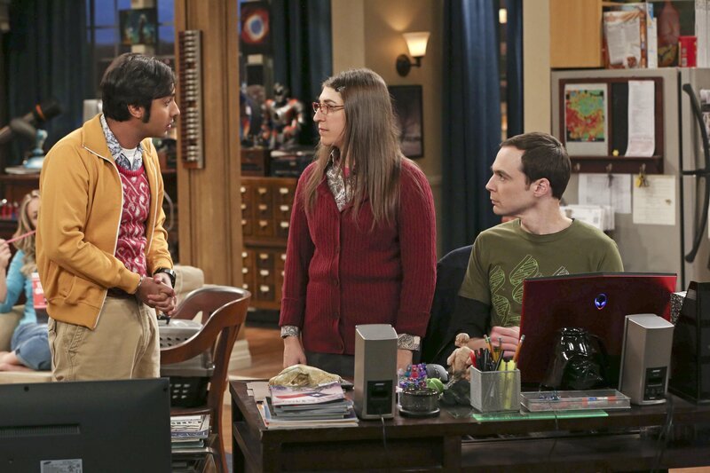 Während Raj (Kunal Nayyar, l.) vorübergehend bei Bernadette und Howard wohnt, müssen Leonard und Amy (Mayim Bialik, M.) Sheldon (Jim Parsons, r.) über die Schmach hinwegtrösten, dass herausgefunden wurde, dass seine wissenschaftliche Entdeckung nur Zufall war … – Bild: © Warner Brothers