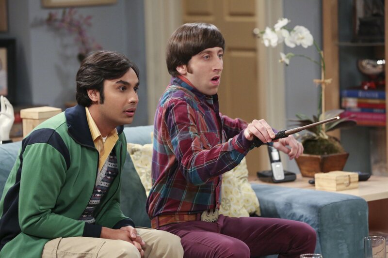 Verbringen lustige Stunden miteinander: Raj (Kunal Nayyar, l.) und Howard (Simon Helberg, r.) … – Bild: © Warner Brothers
