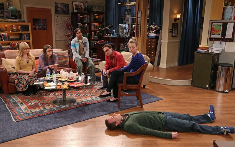 Das geplante Überraschungs-Krimi-Dinner von Raj (Kunal Nayyar, M.) und Stuart (Kevin Sussman, liegend) kommt bei Bernadette (Melissa Rauch, l.), Amy (Mayim Bialik, 2.v.l.), Leonard (Johnny Galecki, 2.v.r.) und Penny (Kaley Cuoco, r.) nicht gut an … – Bild: © Warner Brothers