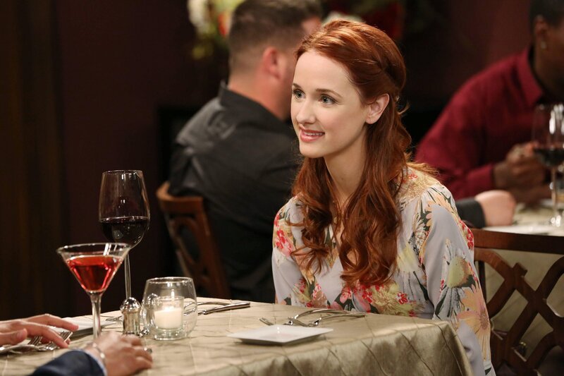Ahnt nicht, dass sie nicht das einzige Date von Raj ist: Emily (Laura Spencer) … – Bild: © Warner Brothers