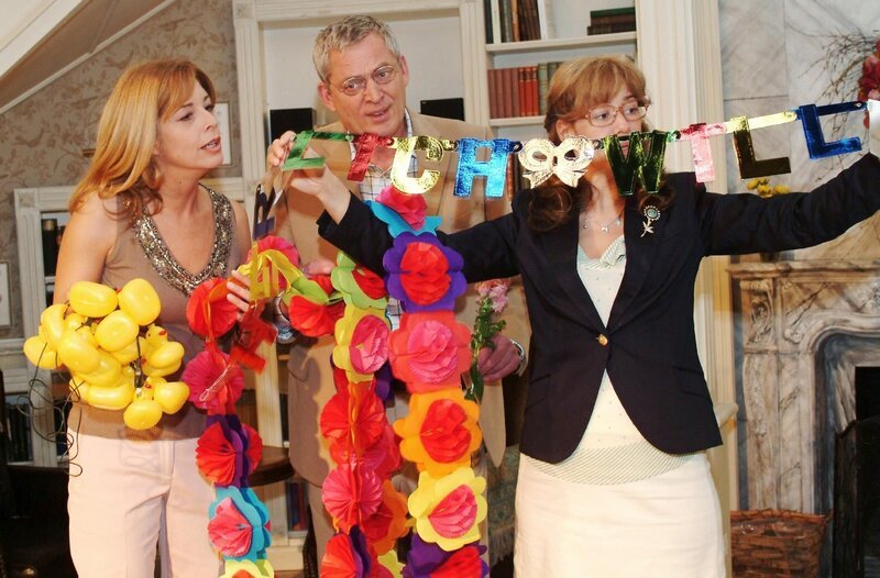 In der Villa Seidel bereiten Laura (Olivia Pascal, l.), Friedrich (Wilhelm Manske, M.) und Lisa (Alexandra Neldel, r.) voller Freude Davids Rückkehr vor. – Bild: SAT.1 /​ Monika Schürle