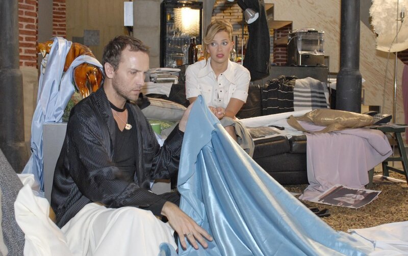 Hannah (Laura Osswald, r.) stellt entsetzt fest, dass Hugo (Hubertus Regout, l.) sich mit seinen Entwürfen in eine ganz eigene Welt zurückgezogen hat. – Bild: SAT.1 /​ Monika Schürle