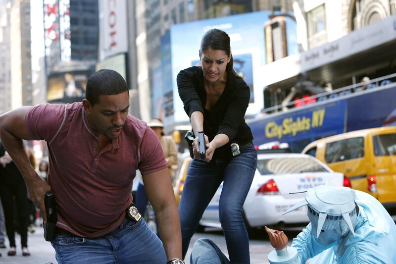 Bei den Ermittlungen in einem neuen Fall, müssen Laura, Billy (Laz Alonso, l.) und Meredith (Janina Gavankar, r.) in den Bereich des Online Gamings vordringen, um einen Mörder zu stellen … – Bild: Warner Bros. Entertainment, Inc.