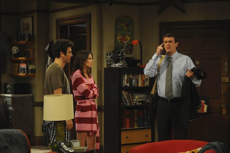 Da Robin (Cobie Smulders, M.) und Ted (Josh Radnor, l.) seit sie zusammen leben, ständig streiten, beschließen sie „Freunde mit Extras“ zu werden und schlafen seitdem bei jeder Gelegenheit miteinander. Ihre Freunde sollen das allerdings nicht wissen. Doch Marshall (Jason Segel, r.) erwischt sie auf frischer Tat … – Bild: © 20th Century Fox International Television