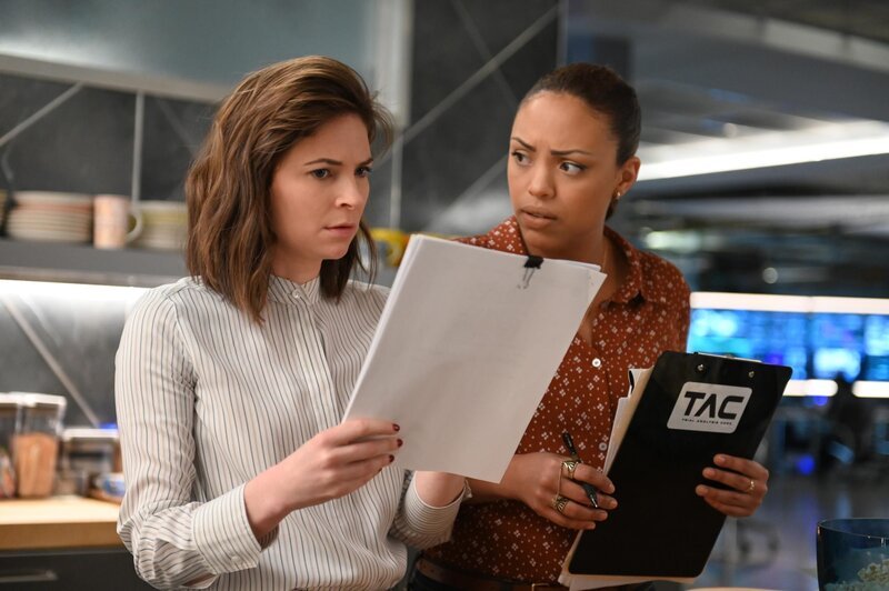 Taylor Rentzel (MacKenzie Meehan, l.); Danny James (Jaime Lee Kirchner, r.) – Bild: CBS Broadcasting, Inc.