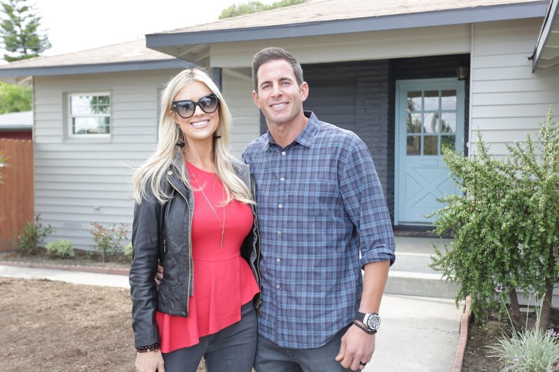 Das Makler-Paar Christina (l.) und Tarek (r.) El Moussa kaufen preiswert heruntergekommene Häuser und renovieren sie mit all ihrer Energie und Kreativität. Anschließend verkaufen sie die Häuser weiter und hoffen auf einen lohnenswerten Gewinn. Das Ehepaar verwandelt so manche Bruchbude in einen Traumpalast … – Bild: © 2016, HGTV/​Scripps Networks, LLC. All Rights Reserved