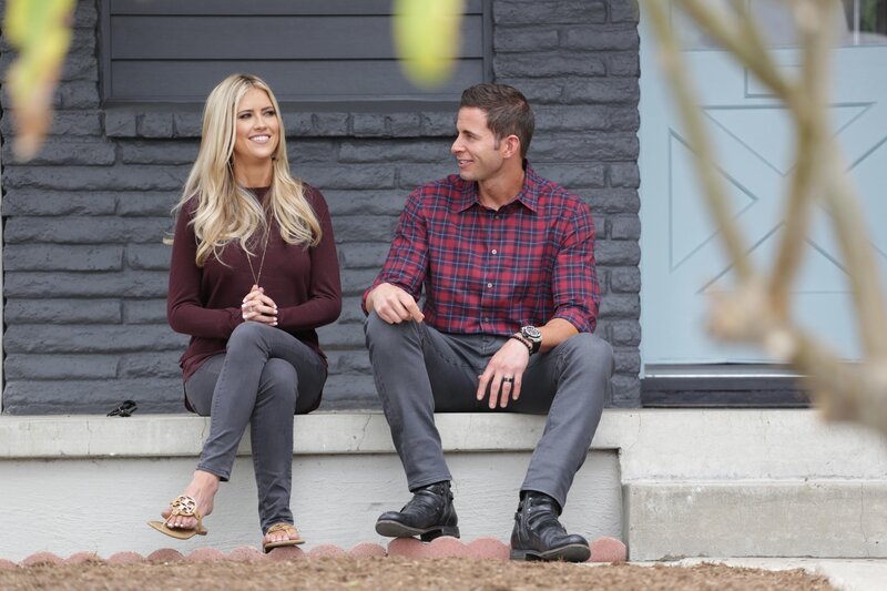 Das Makler-Paar Christina (l.) und Tarek (r.) El Moussa kaufen preiswert heruntergekommene Häuser und renovieren sie mit all ihrer Energie und Kreativität. Anschließend verkaufen sie die Häuser weiter und hoffen auf einen lohnenswerten Gewinn. Das Ehepaar verwandelt so manche Bruchbude in einen Traumpalast … – Bild: © 2016, HGTV/​Scripps Networks, LLC. All Rights Reserved