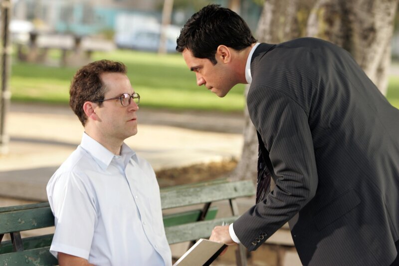 Hat Bob (Christopher Goodson, l.) etwas mit dem im Jahre 1984 verübten Raubüberfall, bei dem ein Mann erschossen wurde, zu tun? Scott Valens (Danny Pino, r.) versucht das herauszufinden … – Bild: Warner Bros. Television