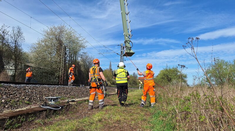 36 Stunden wurde der Bahnverkehr bei Nordstemmen unterbrochen, um neue Signale setzen zu können. – Bild: NDR 36 Stunden wurde der Bahnverkehr bei Nordstemmen unterbrochen, um neue Signale setzen zu können. – Bild: NDR
