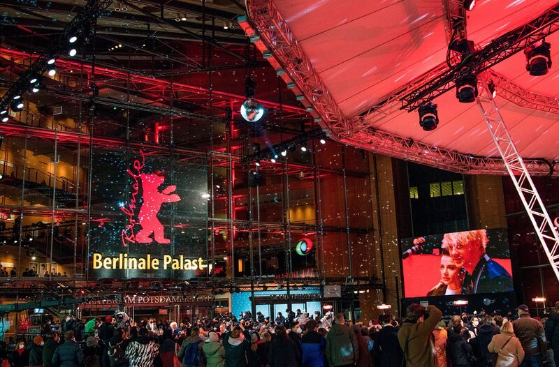 Der Live-Mitschnitt der Eröffnungsgala der 76. Berlinale. Ihre Moderatorin begrüßt die internationale Jury mit Regisseur Wim Wenders als Jurypräsidenten, die Stars der Filmbranche aus dem In- und Ausland und die Politprominenz in einer unterhaltsamen Show. Die Schauspielerin Michelle Yeoh wird mit dem Goldenen Ehrenbären geehrt. (Bild von 2022) – Bild: rbb/​Erik Weiss/​Berlinale