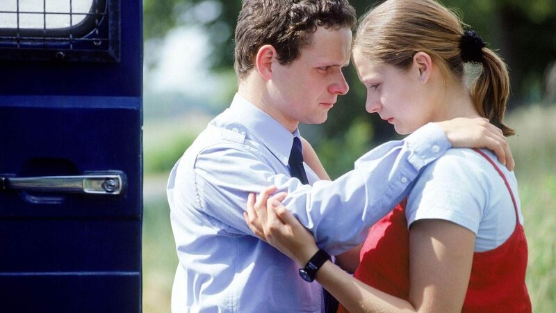 Auf dem Weg in die Mutter-Kind-Station erfahren Nina (Marie-Ernestine Worch) und Andy (Stefan Puntigam) von Raffaellas Tod. Beide sind schwer geschockt … – Bild: MG RTL D