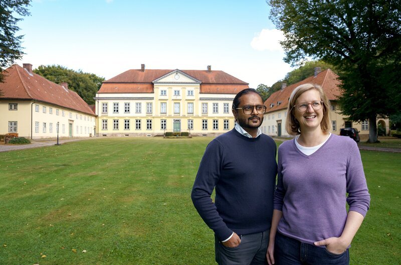 Die Carlsons vor ihrem imposanten Anwesen, welches zeitweise mehr finanzielle Löcher hatte, als es zu stopfen ging. – Bild: NDR