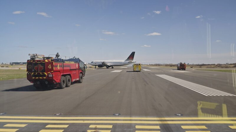 Toronto Pearson International Airport Fire Department trucks on a runway. – Bild: Arrow International Media Ltd & Cantina Media