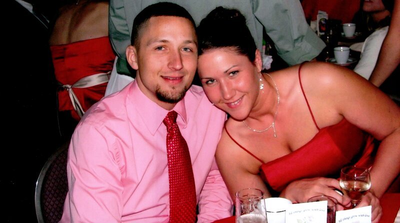 En opprørt kvinne ringer 911 og forteller at kjæresten har skutt seg. Men historien hennes endrer seg stadig, og etterforskerne må ta store sjanser i sin jakt på sannheten. – Bild: Oxygen Cable LLC