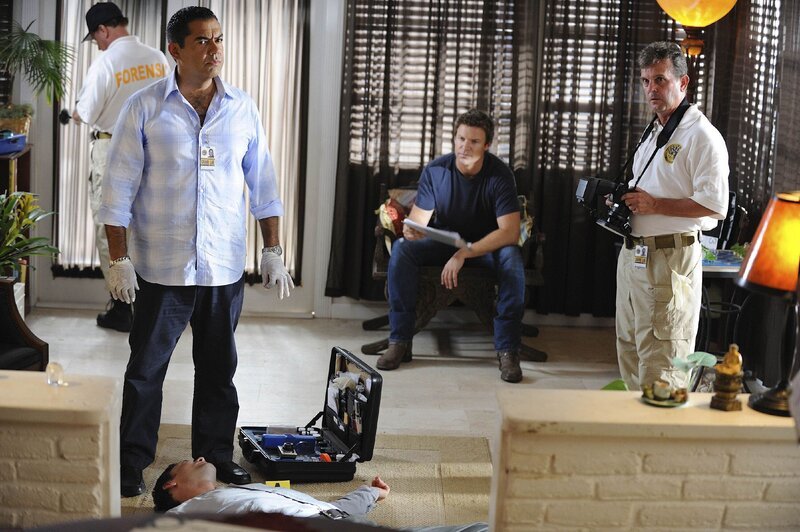In Cassadaga, einem Städtchen, das von Hellsehern und Medien gegründet wurde, wird der Hellseher Patrick Zelman ermordet. Carlos (Carlos Gomez, li.vo.) und Jim (Matt Passmore, Mi.) schauen sich am Tatort um. – Bild: RTL